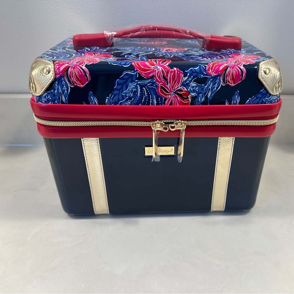 New Lilly Pulitzer Low Tide Navy It’s Ofishell Hard side zip closure train case